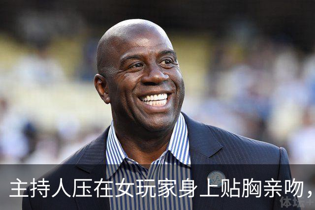 主持人压在女玩家身上贴胸亲吻，“恋陪”剧本杀引热议，网友：该管管了