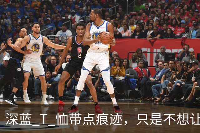 深蓝 T 恤带点痕迹，只是不想让人小看！